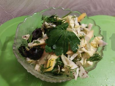 Kopūstų ir obuolių salotos su alyvuogėmis pagrindine nuotrauka