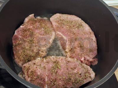 Keptas kiaulienos steikas su bulvėmis Žingsnis 3