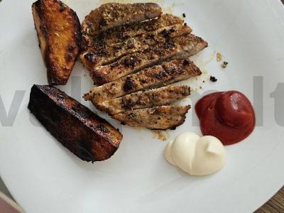 Keptas kiaulienos steikas su bulvėmis pagrindine nuotrauka