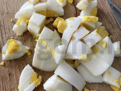 Salotas su rūkytu sūriu ir korėjietiška morkų salotomis Žingsnis 2