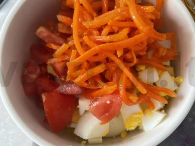 Salotas su rūkytu sūriu ir korėjietiška morkų salotomis Žingsnis 4