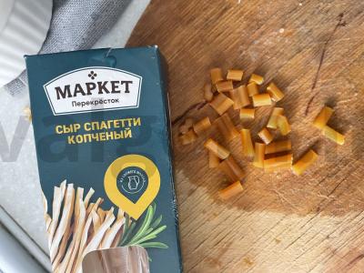 Salotas su rūkytu sūriu ir korėjietiška morkų salotomis Žingsnis 5