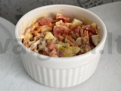 Salotas su rūkytu sūriu ir korėjietiška morkų salotomis pagrindine nuotrauka