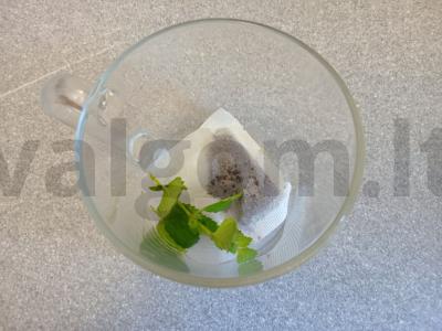 Juodasis arbata su limonu, mėtomis ir medumi Žingsnis 2