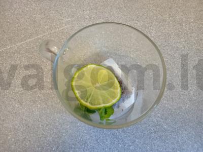 Juodasis arbata su limonu, mėtomis ir medumi Žingsnis 3