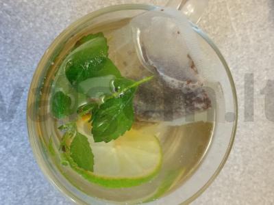 Juodasis arbata su limonu, mėtomis ir medumi Žingsnis 4