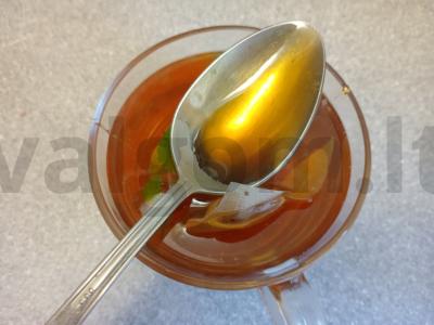 Juodasis arbata su limonu, mėtomis ir medumi Žingsnis 5