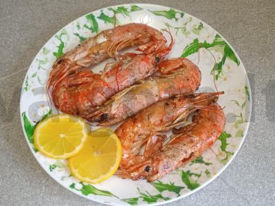 Kepti langustinai su česnaku vakarienei pagrindine nuotrauka