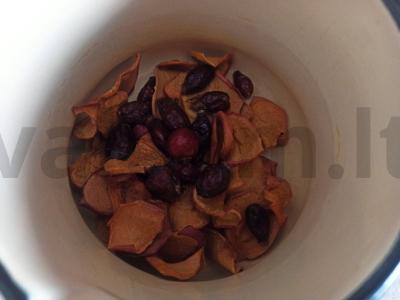 Šaltalankių ir džiovintų obuolių nuoviras Žingsnis 1