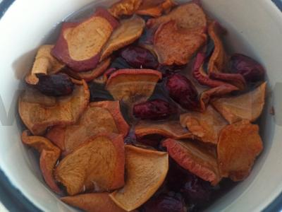 Šaltalankių ir džiovintų obuolių nuoviras Žingsnis 2