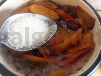 Šaltalankių ir džiovintų obuolių nuoviras Žingsnis 3