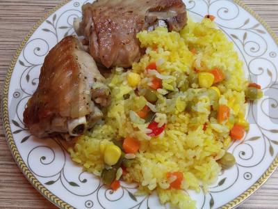 Ryžiai su daržovių mišiniu ir kalakutų sparneliais pagrindine nuotrauka