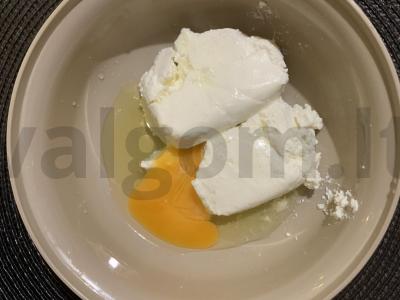 Varškės keksiukai be cukraus su uogomis Žingsnis 2