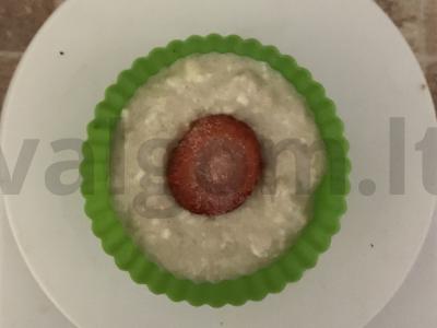 Varškės keksiukai be cukraus su uogomis Žingsnis 8