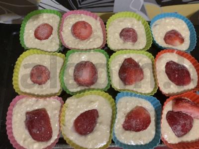 Varškės keksiukai be cukraus su uogomis Žingsnis 9