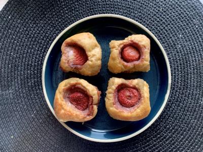 Varškės keksiukai be cukraus su uogomis pagrindine nuotrauka