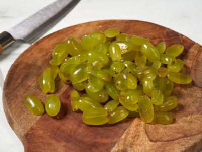 Salotas su sūriu ir vynuogėmis Žingsnis 1