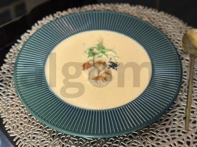 Grietinėlės sriuba su upėtakiu ir jūros midijomis pagrindine nuotrauka