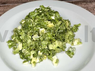 Švelnus salotas su žolelėmis ir kiaušiniais pagrindine nuotrauka