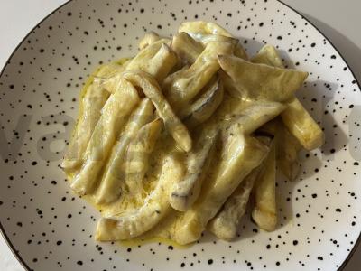 Kepta ridikėliai grietinės padaže kaip garnyras pagrindine nuotrauka