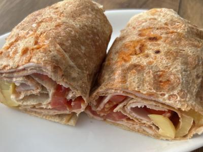 Vištienos ritinys su sūriu ir pomidoru lavaše pagrindine nuotrauka