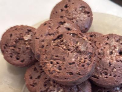 Šokoladiniai keksiukai su skylutėmis namuose pagrindine nuotrauka