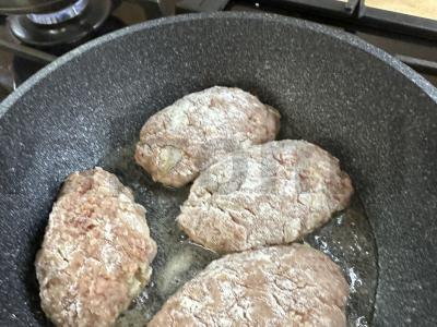 Kotletai iš faršo su svogūnais ir džiovintais česnakais Žingsnis 6