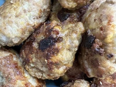 Kotletai iš faršo su svogūnais ir džiovintais česnakais pagrindine nuotrauka