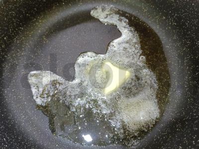 Kiaušinienė su pomidorais ir prieskoniais Žingsnis 2