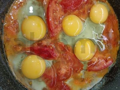 Kiaušinienė su pomidorais ir prieskoniais Žingsnis 4