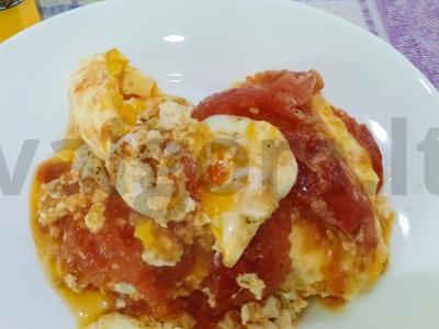 Kiaušinienė su pomidorais ir prieskoniais pagrindine nuotrauka