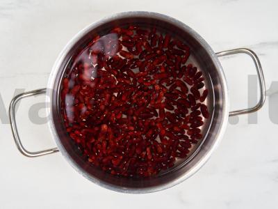 Raudonoji pupelė pomidorų padaže Žingsnis 1