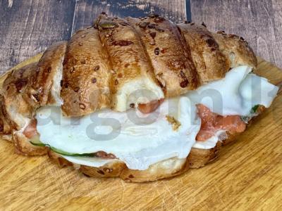 Kruasanas su upėtakiu ir lydytu sūriu pagrindine nuotrauka