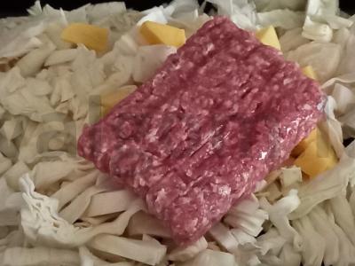 Kopūstai, kepti orkaitėje, su mėsos faršu ir žirneliais Žingsnis 3