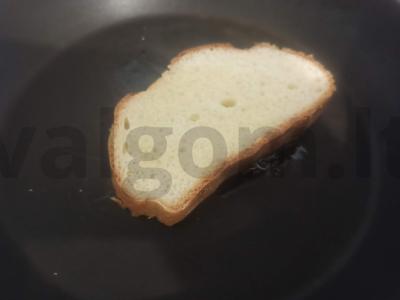 Salotas su skrudinta duona, morkomis ir česnaku Žingsnis 2