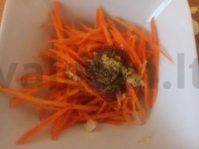 Salotas su skrudinta duona, morkomis ir česnaku Žingsnis 4