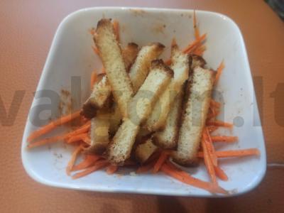 Salotas su skrudinta duona, morkomis ir česnaku Žingsnis 5