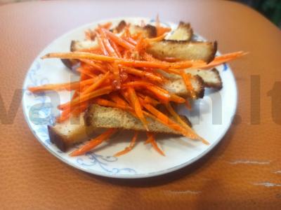 Salotas su skrudinta duona, morkomis ir česnaku pagrindine nuotrauka