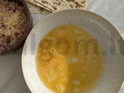 Tortilijos lazdelės su sūriu ir kumpiu pusryčiams Žingsnis 2