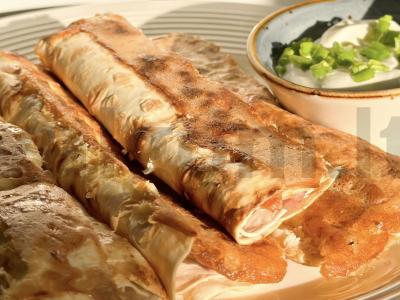 Tortilijos lazdelės su sūriu ir kumpiu pusryčiams pagrindine nuotrauka