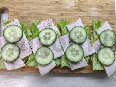 Sumuštiniai su karbonaidu, salotomis ir agurkais Žingsnis 6