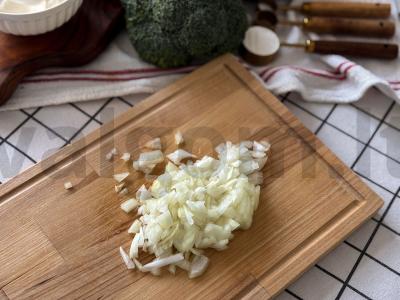 Kreminė brokolių ir grybų sriuba per 35 minutes Žingsnis 1