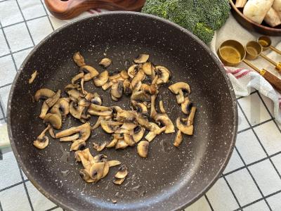 Kreminė brokolių ir grybų sriuba per 35 minutes Žingsnis 9