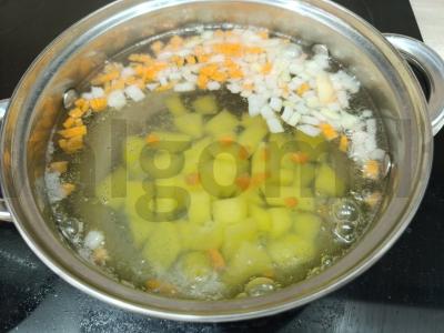 Sriuba su meatballs be apkepimo Žingsnis 2