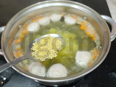 Sriuba su meatballs be apkepimo Žingsnis 4