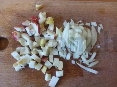 Makaronai su keptu šonine ir obuoliu keptuvėje Žingsnis 1