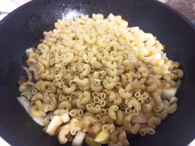 Makaronai su keptu šonine ir obuoliu keptuvėje Žingsnis 3