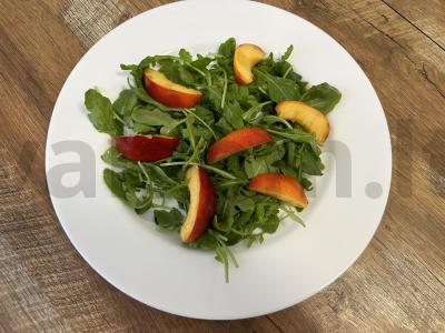 Dietinis salotas iš nektarino ir rukolos Žingsnis 2
