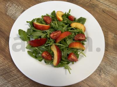Dietinis salotas iš nektarino ir rukolos pagrindine nuotrauka