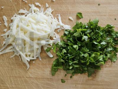 Kepti sumuštiniai su mocarela, varške ir žolelėmis Žingsnis 1